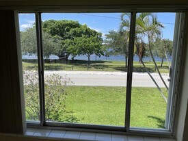 2020 Lake Osborne Dr in Lake Worth Beach, FL - Building Photo