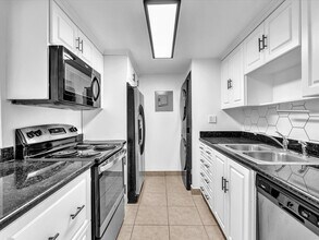 220 Lakeview Dr in Weston, FL - Building Photo - Building Photo