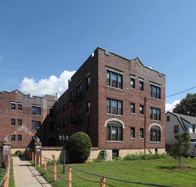 148 Pine St in Freeport, NY - Building Photo - Building Photo