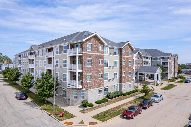 Harborside Commons in Kenosha, WI - Foto de edificio - Building Photo