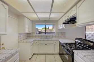 302 Hodencamp Rd in Thousand Oaks, CA - Building Photo - Building Photo