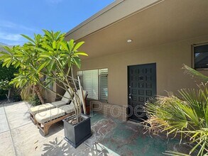 430 Avenida Ortega in Palm Springs, CA - Building Photo - Building Photo