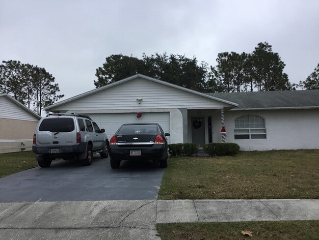 137 Rebecca Dr NE in Winter Haven, FL - Foto de edificio - Building Photo