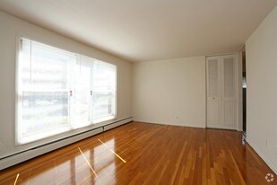 14 Revere Dr, Unit 03-03 in Bloomfield, CT - Building Photo