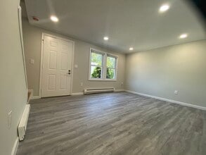270 Sunderland Rd in Worcester, MA - Building Photo - Building Photo