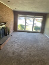 9040 Crest Oak Ln in St. Louis, MO - Foto de edificio - Building Photo