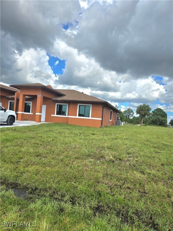 1145-1147 Gilbert Ave S in Lehigh Acres, FL - Foto de edificio - Building Photo