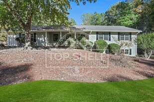 4684 Ben Hill Dr in Oakwood, GA - Building Photo