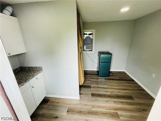 2117 Mitchell Ct in Ft. Myers, FL - Foto de edificio - Building Photo