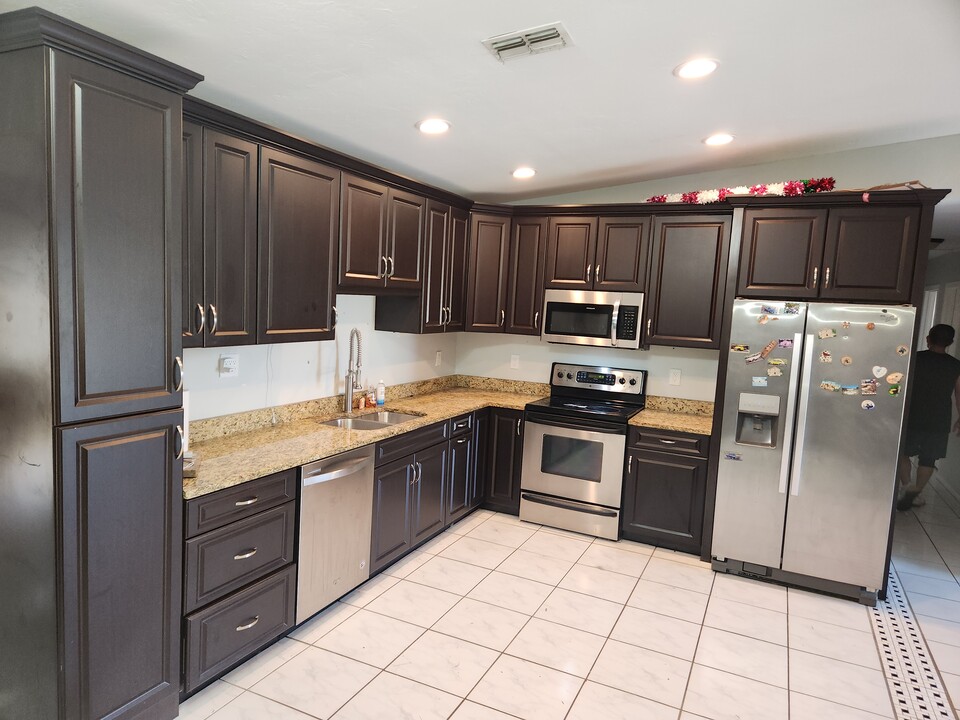 408 SE 16th St in Cape Coral, FL - Foto de edificio