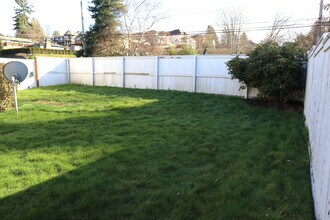 2742 Sylvan Dr W in University Place, WA - Foto de edificio - Building Photo