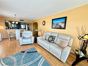 819 Bahia Del Sol Dr in Ruskin, FL - Foto de edificio - Building Photo