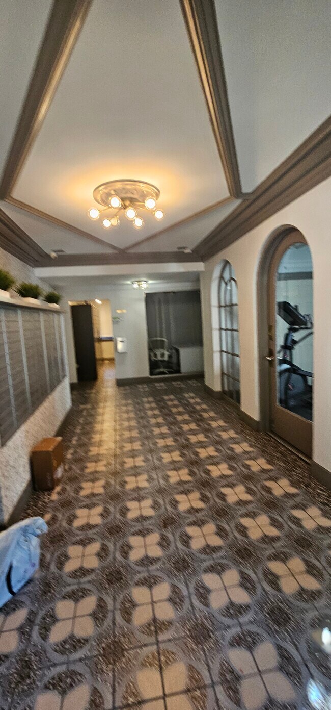 429 W Wellington Ave, Unit 434-505 in Chicago, IL - Building Photo - Building Photo