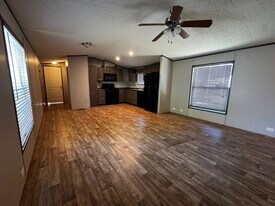 7650 US-90 in San Antonio, TX - Building Photo