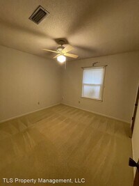 402 Colonial Dr photo'