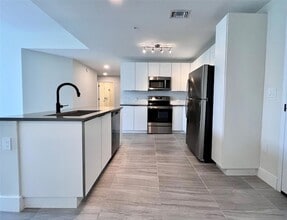 120 N Compass Way, Unit 701 in Dania Beach, FL - Foto de edificio - Building Photo