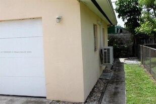 10210 SW 37th St in Miami, FL - Building Photo