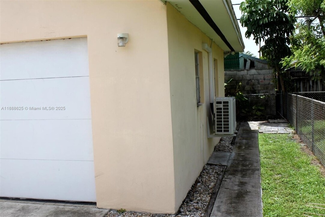 10210 SW 37th St in Miami, FL - Building Photo