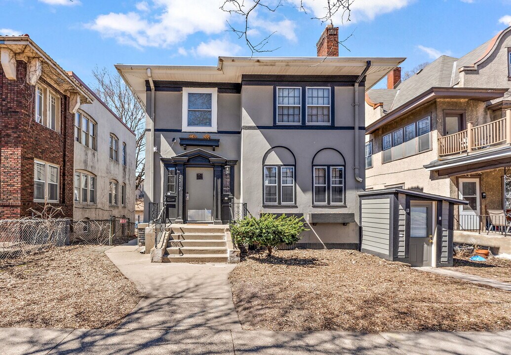 2512 DuPont Ave S in Minneapolis, MN - Building Photo