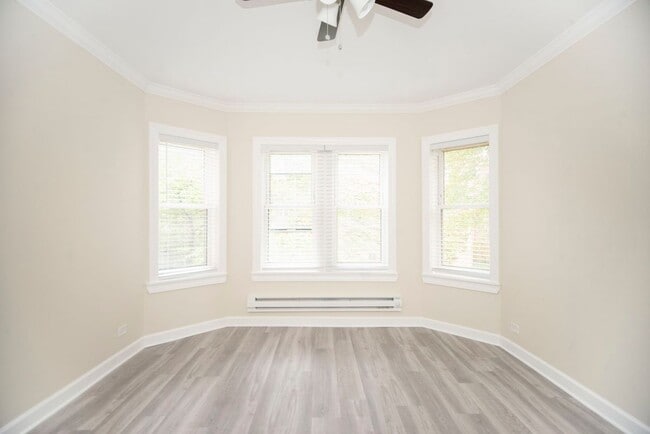 property at 646 W Roscoe St