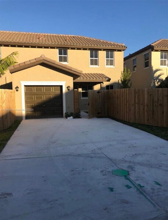 24340 SW 117th Ave in Princeton, FL - Building Photo