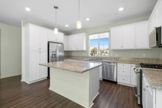 528 Tibbetts St in Santa Paula, CA - Building Photo - Building Photo