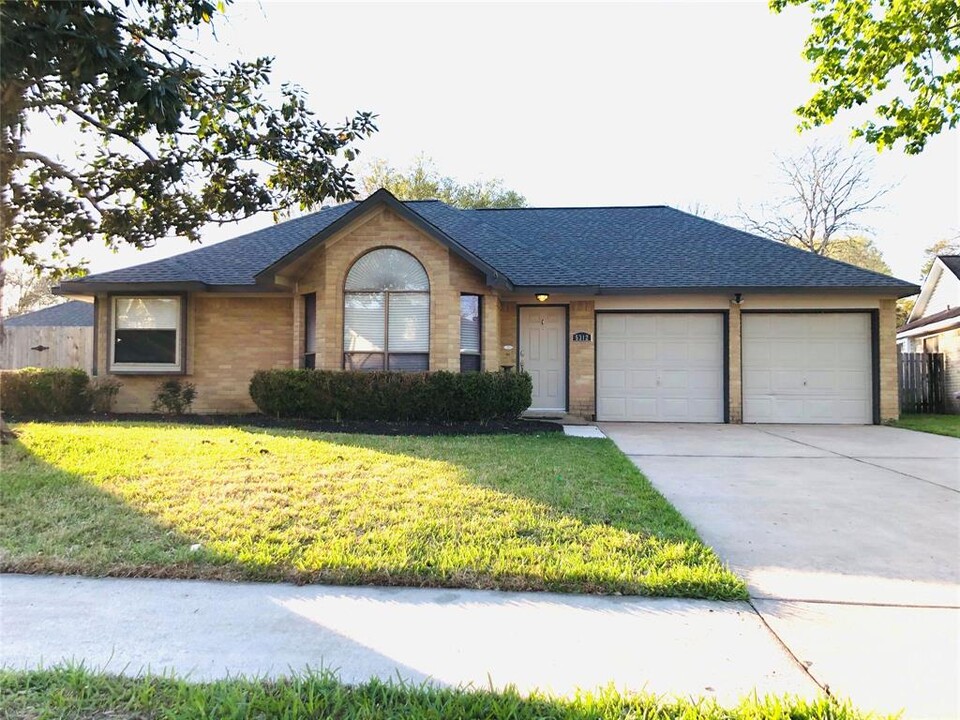 5312 Carefree Dr in League City, TX - Building Photo