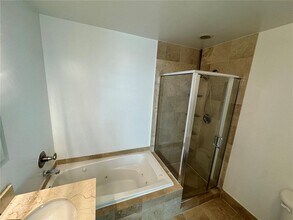 2146 Van Buren St, Unit 402 in Hollywood, FL - Building Photo - Building Photo