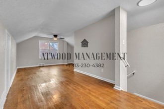 This beautifully updated 3-bedroom, 1-bath single-family home is ready for move-in! in Detroit, MI - Foto de edificio - Building Photo