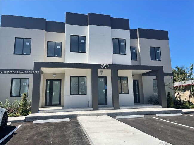 932 SW 10th St in Hallandale Beach, FL - Building Photo - Building Photo