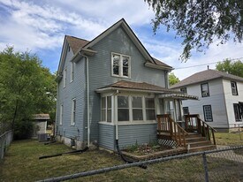 220 Center St in Waterloo, IA - Building Photo