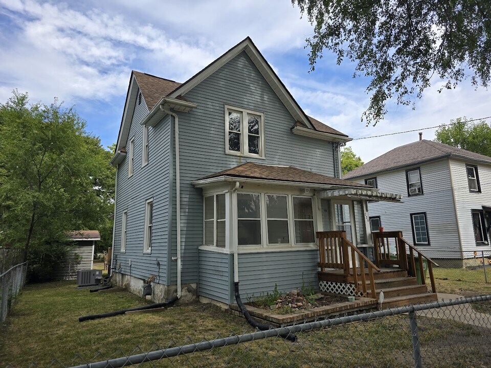 220 Center St in Waterloo, IA - Building Photo