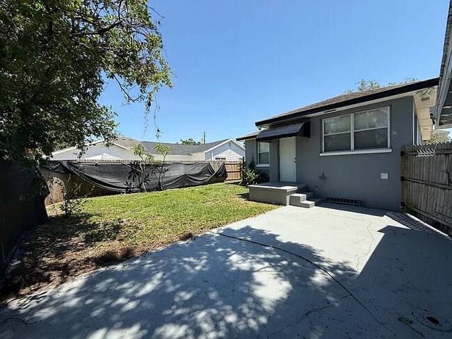 property at 2503 W Fig St