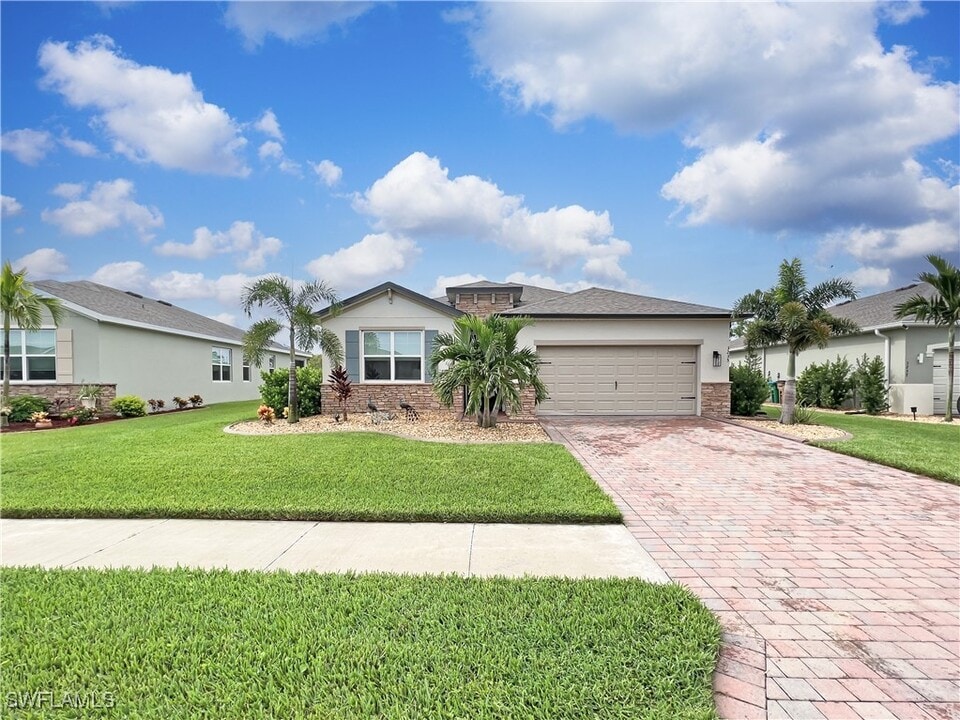 3235 Baravaldo Cir in Cape Coral, FL - Building Photo