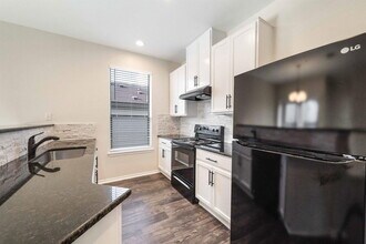 9000 Edmundsbury Dr in Austin, TX - Building Photo - Building Photo