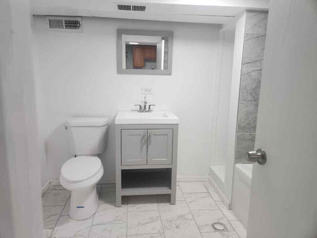 2226 N Kostner Ave in Chicago, IL - Building Photo - Building Photo