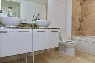 41 SE 5th St, Unit 1611 in Miami, FL - Foto de edificio - Building Photo