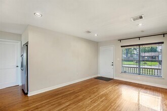 2106 Stonecrest Dr in Houston, TX - Building Photo - Building Photo