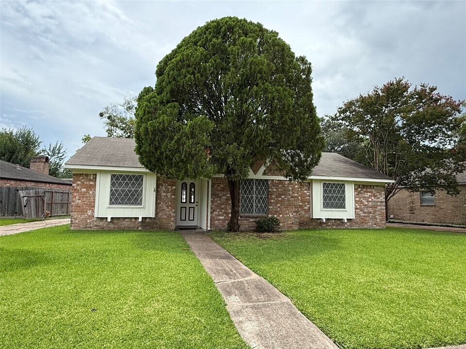 2206 Round Lake Dr in Houston, TX - Building Photo