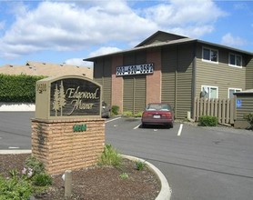 Edgewood Manor in Tigard, OR - Building Photo - Building Photo