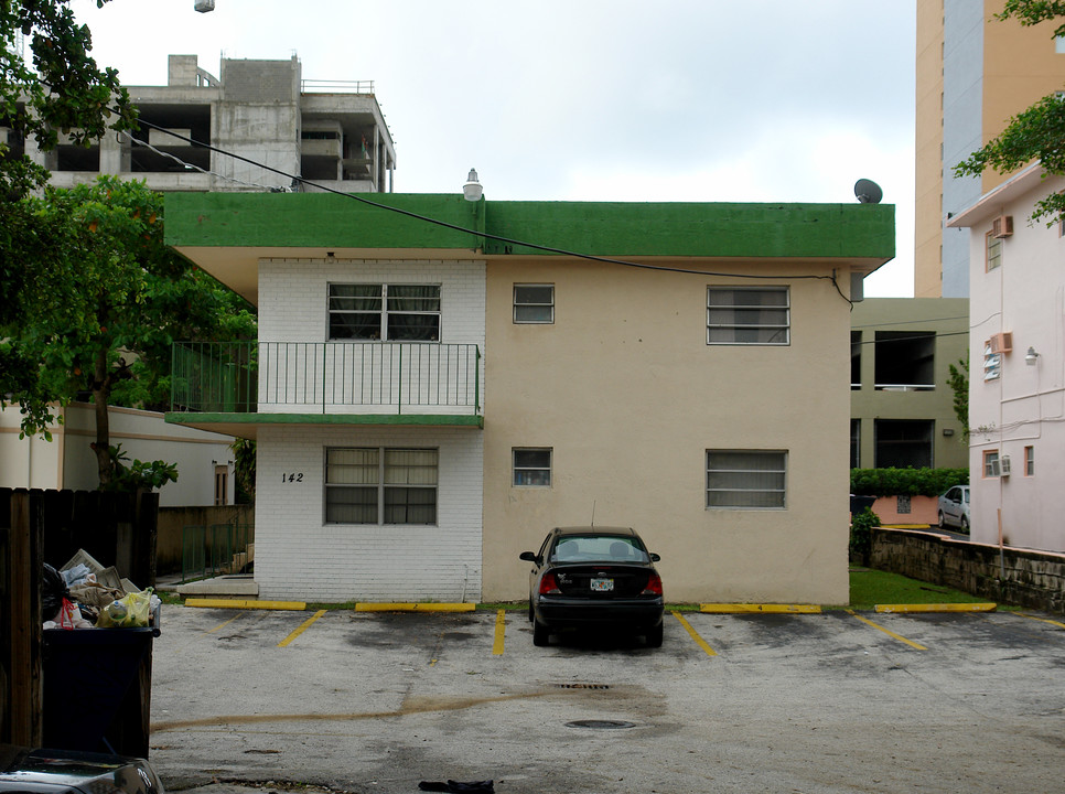 142 SW 9th St in Miami, FL - Building Photo