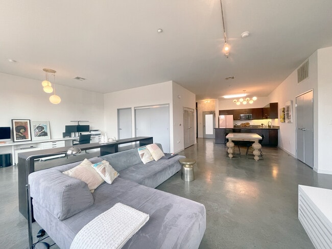 435 W Center Street Promenade, Unit 214 in Anaheim, CA - Building Photo - Building Photo