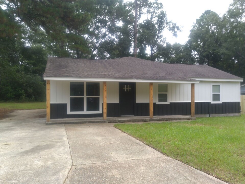 214 Pine Tree Ln in Deridder, LA - Building Photo