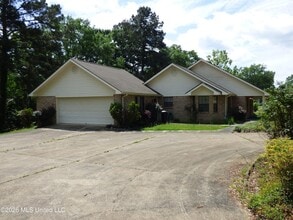 606 Lakeview Ave in Mccomb, MS - Building Photo - Building Photo