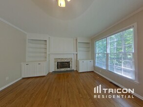 5005 Wiltshire Ln in Suwanee, GA - Building Photo - Building Photo