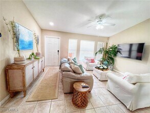 137 SE 17th Terrace in Cape Coral, FL - Foto de edificio - Building Photo