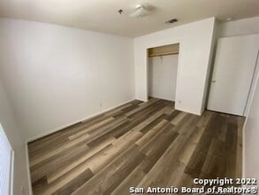 930 Drury Ln in San Antonio, TX - Building Photo - Building Photo