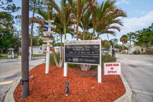 1300 N River Rd in Venice, FL - Building Photo