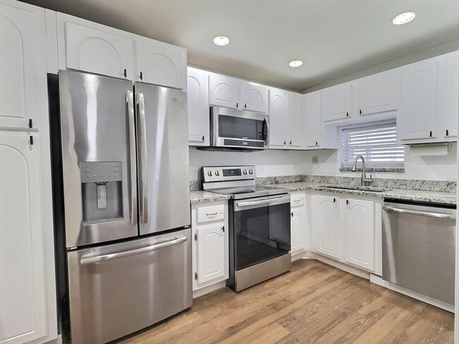 400 S Hollybrook Dr in Pembroke Pines, FL - Building Photo - Building Photo
