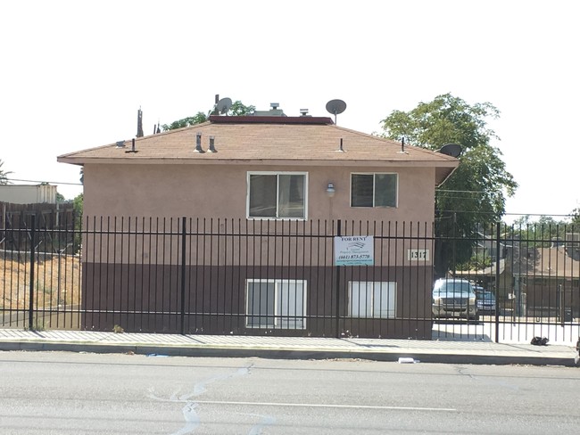 1317 Bernard St in Bakersfield, CA - Foto de edificio - Building Photo